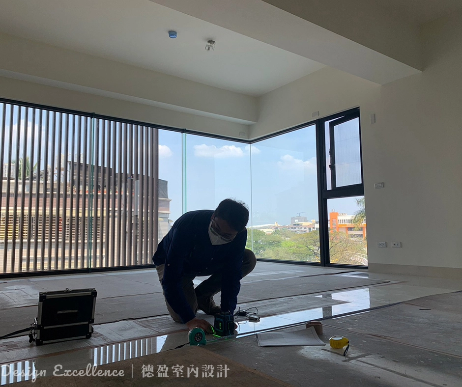 放樣是什麼:德盈總監親自放樣,嚴謹把關系統櫃與插座細節,確保卓越品質。