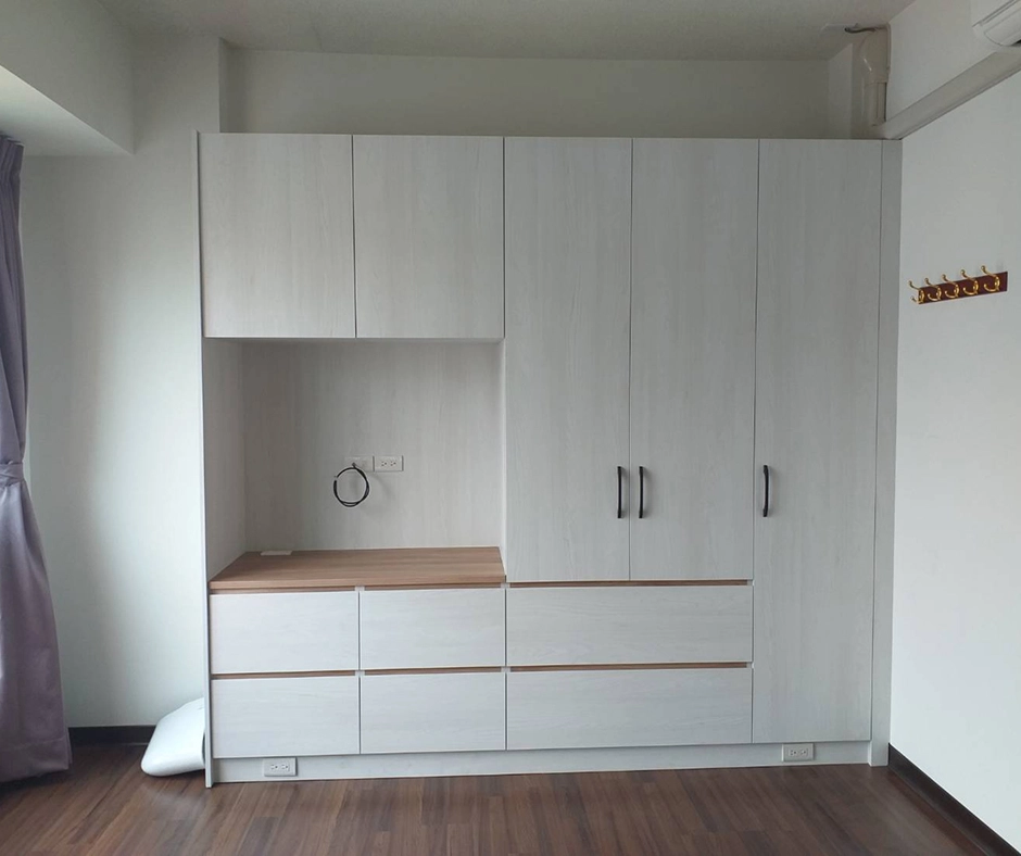 系統開門電視高櫃：中段檯面加厚設計，配置 4 個緩衝抽屜收納更便利。