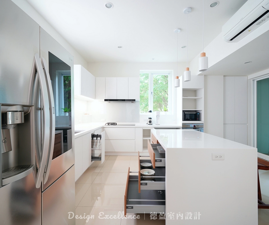 餐廚團聚空間: 系統中島水槽櫃與電器高櫃規劃,打造能容納全家團聚的質感廚房。