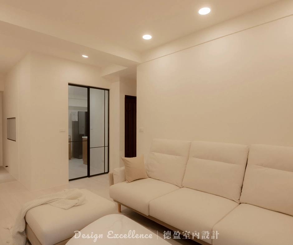 廚房鋁框推拉門內崁玻璃，有效隔絕油煙並維持視覺穿透感。