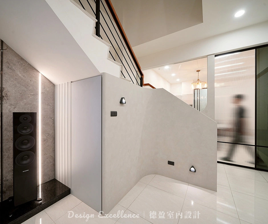 藝術牆面: 樓梯牆面面塗進口塗料與大理石底座,展現德盈細膩的手繪工藝。