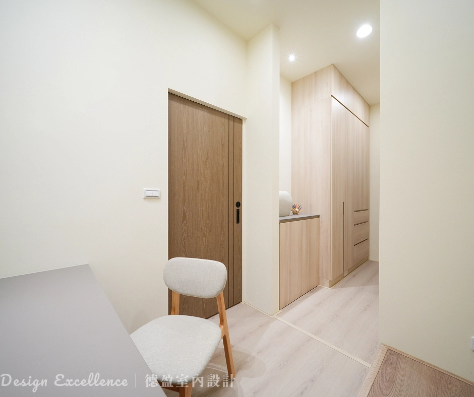 防潮抗霉是小宅儲物關鍵!採用通風口、透氣櫃門與高密度板材,確保換季衣物常保乾燥。