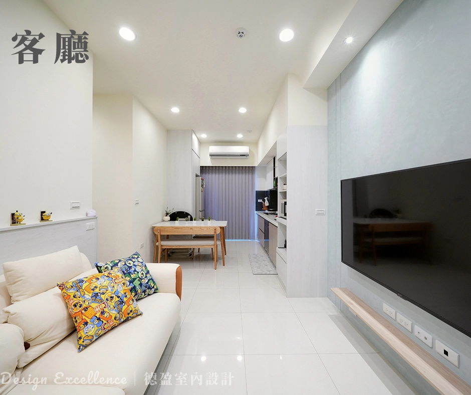 台南動線空間規劃,懸空系統層板避開擁擠,讓客廳視覺寬敞。