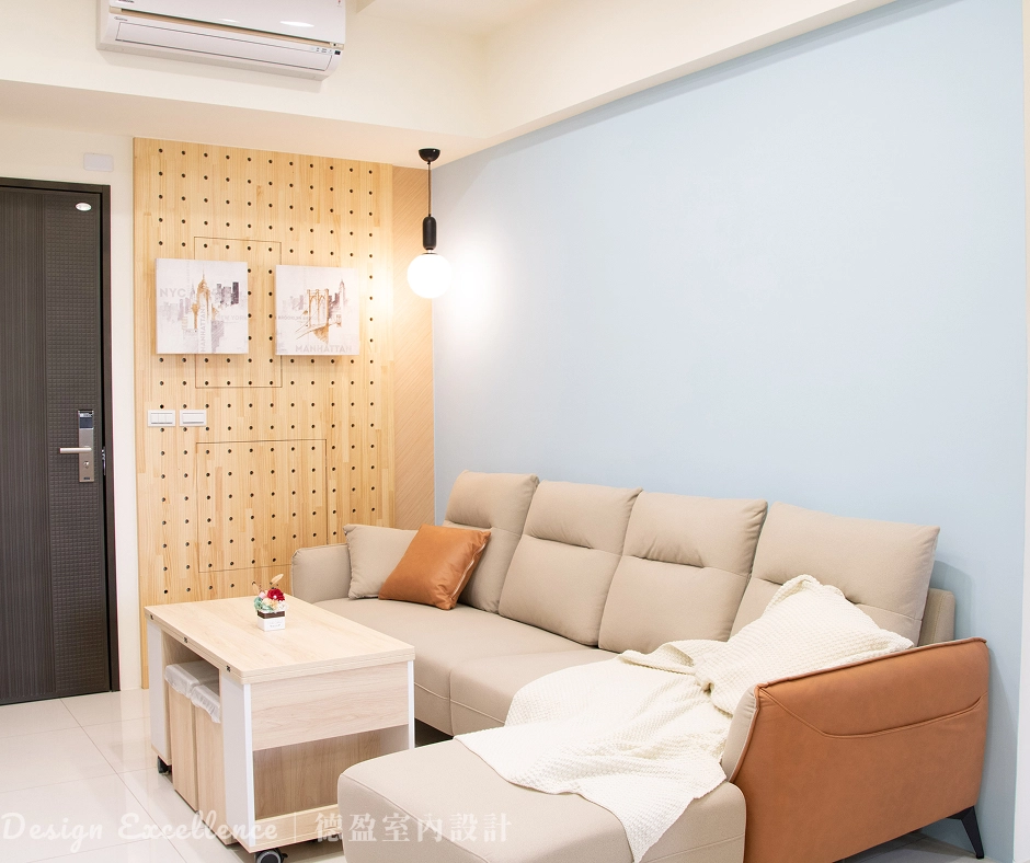 玄關收納洞洞板隱藏電箱,藍白配色營造清爽落塵區。