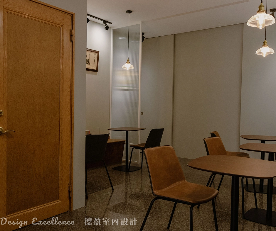 鋁框屏風內崁長虹玻璃,區隔廁所與用餐區動線並維持透光。