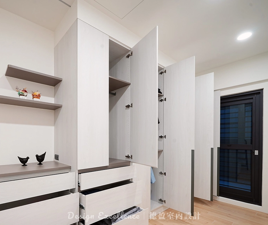 精品更衣室: 系統開門衣櫃搭配內崁J型把手,頂級收納機能兼具極簡設計。