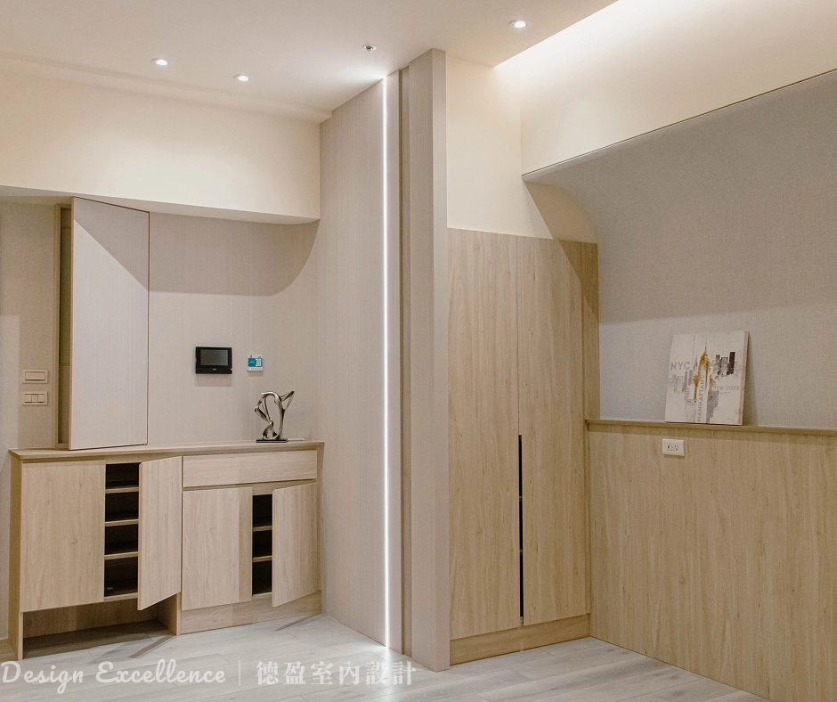 玄關木作修弧設計搭配系統鞋櫃,化解樑柱壓迫感。