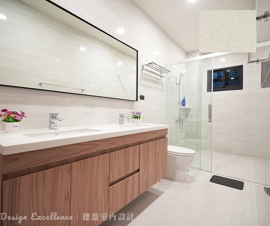 浴室櫃選防水發泡板,大掃除水沖不變形,德盈打造乾爽生活。