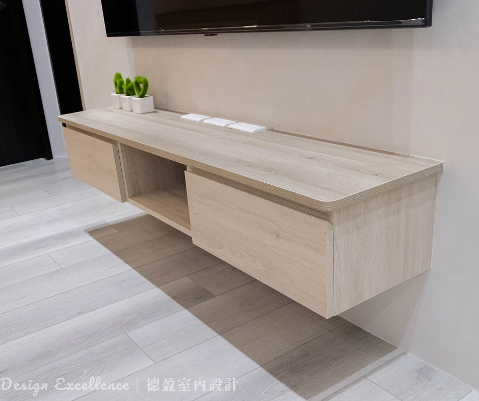 客廳造型電視牆貼飾質感壁紙,營造溫潤且具層次的視覺焦點。