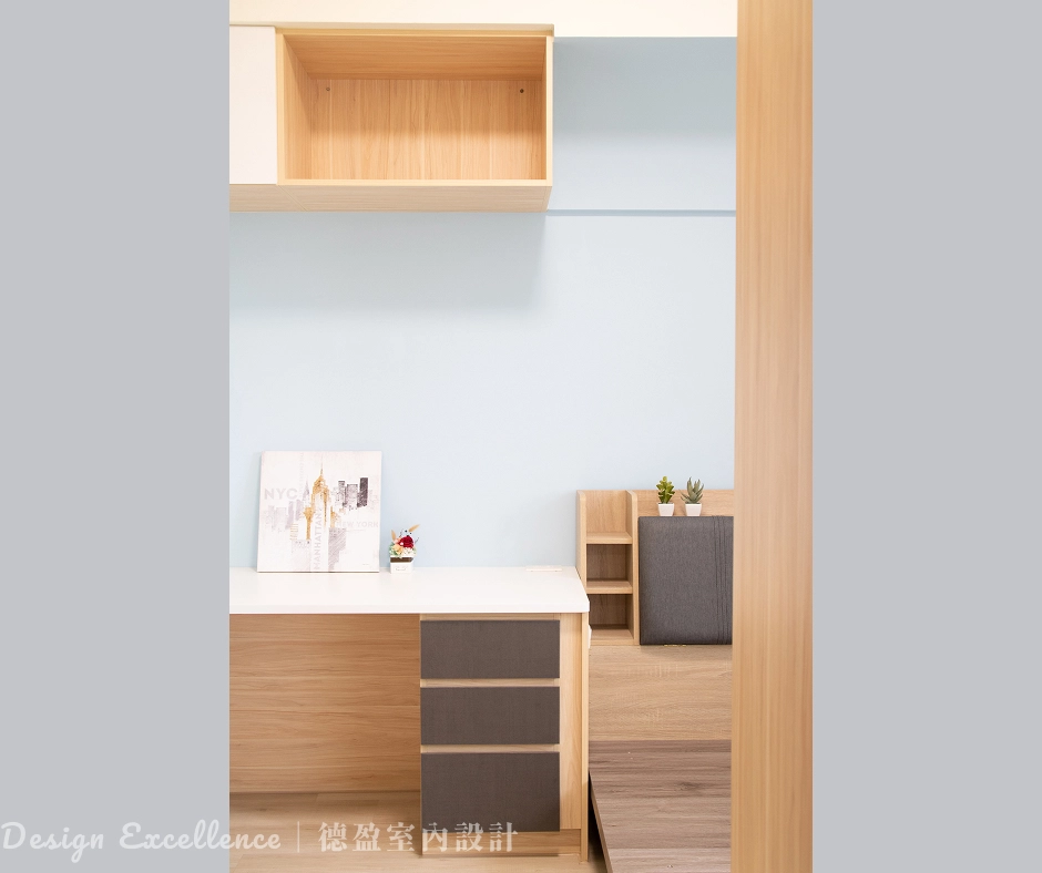 主臥室採用架高式床座,床底下的空間全部變成抽屜與大型儲物區