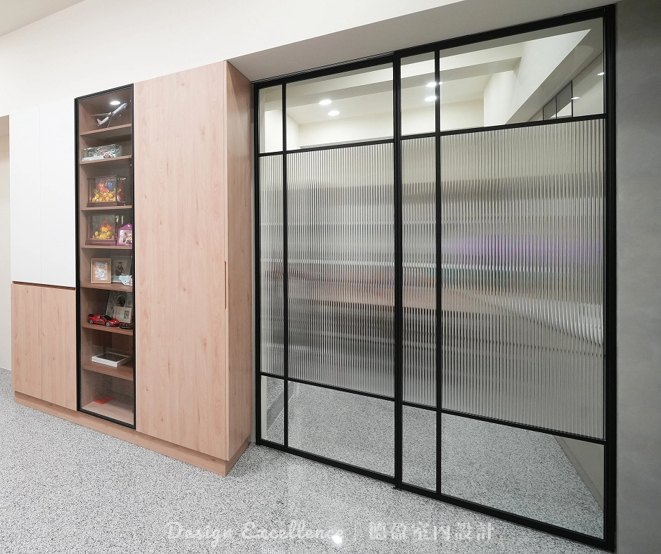 搭配長虹或冰柱玻璃,營造柔和溫潤的通透感。