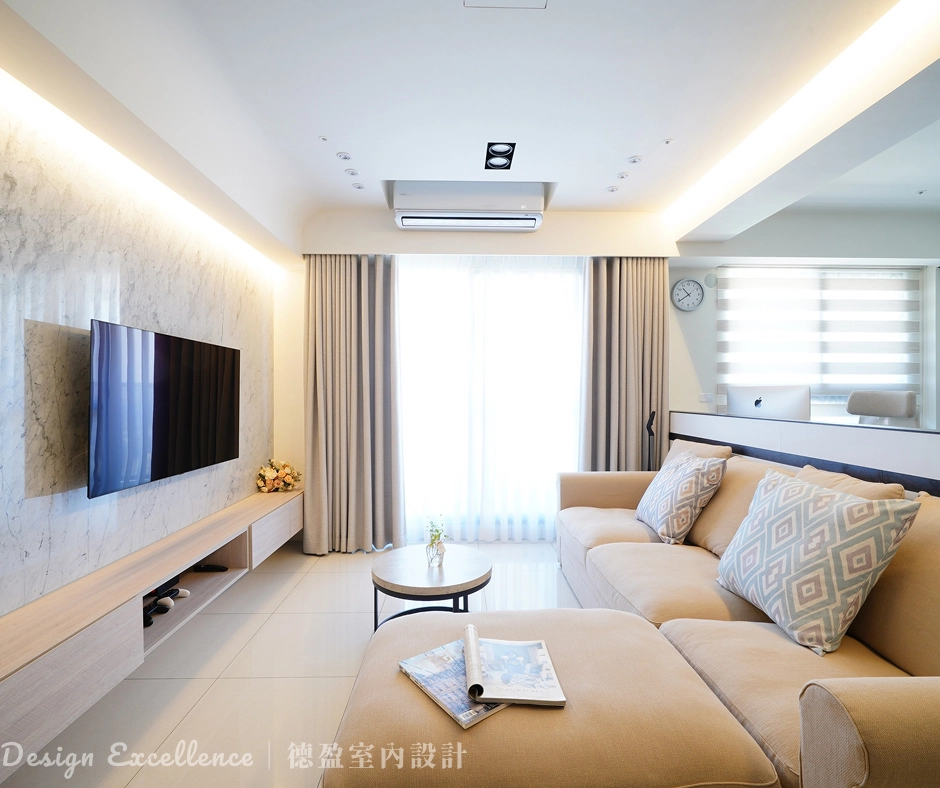 客廳大理石電視牆結合木皮封牆,展現大氣輕奢風格。