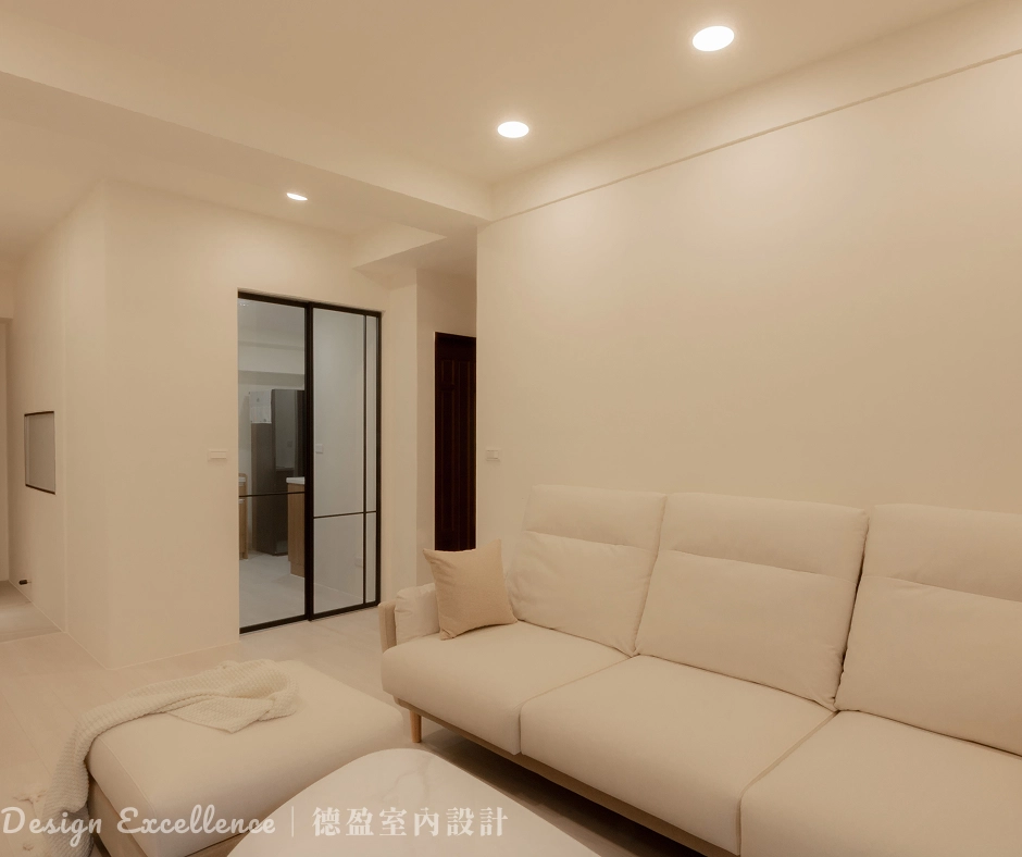 德盈用玻璃隔屏阻絕油煙,保持廚房通透採光,空間感不封閉。