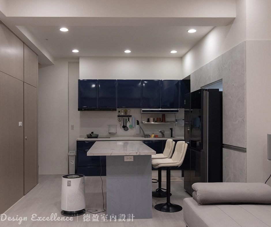 深藍色系廚櫃搭配白色大理石紋檯面