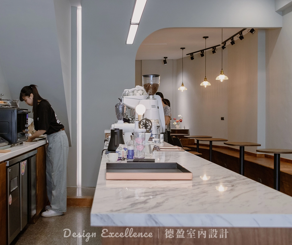 德盈工業風設計,搭配軌道燈與裸露燈泡,強調實用照明。