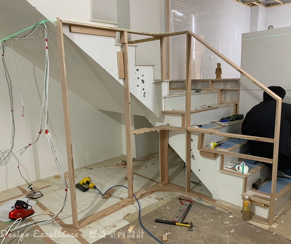 樓梯下木作隔間牆施工