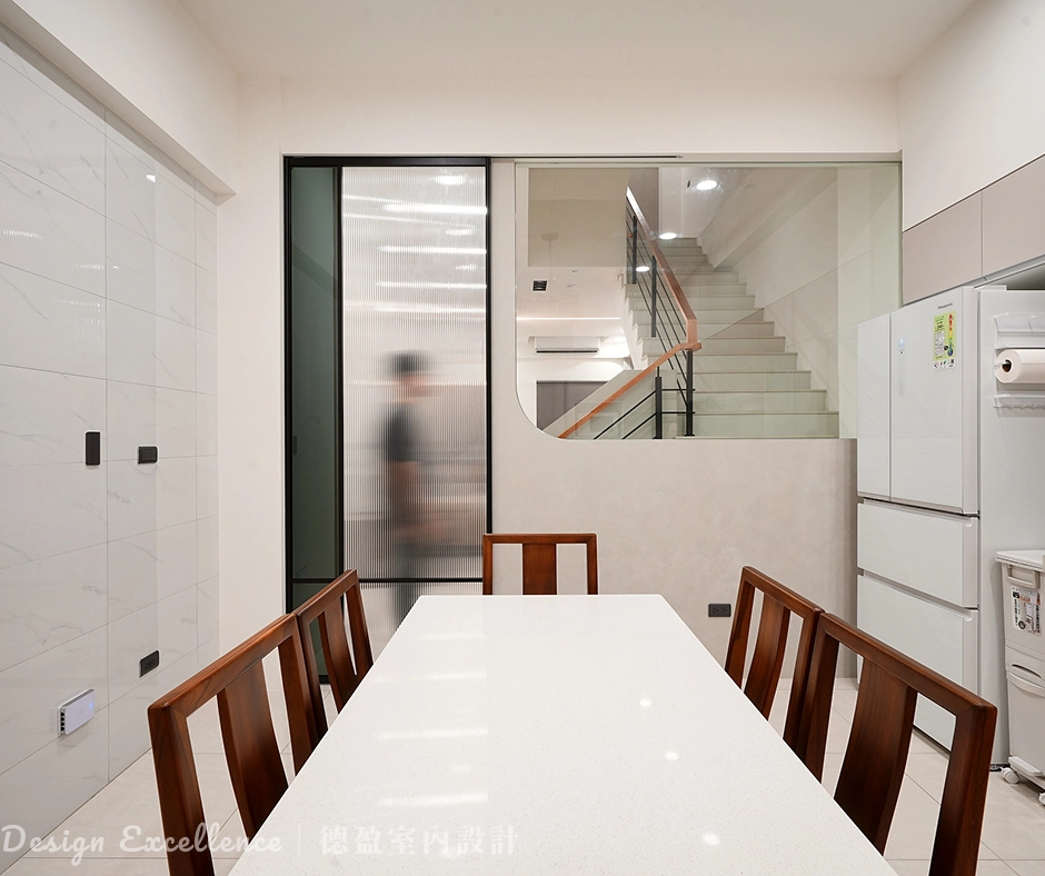 餐廳 L 型木作半牆完工