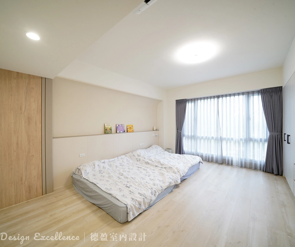 3F 主臥系統床頭半高牆與上方圓弧修飾完工