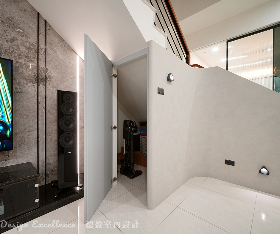 樓梯下木作隔間牆完工