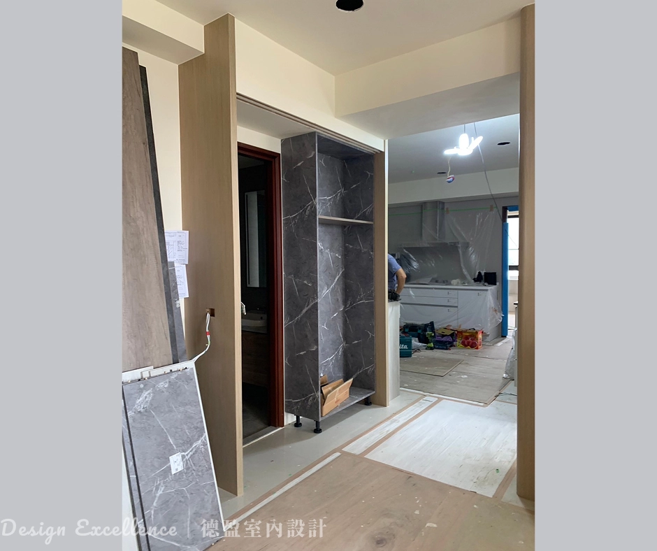 廁所外鋁框推拉門