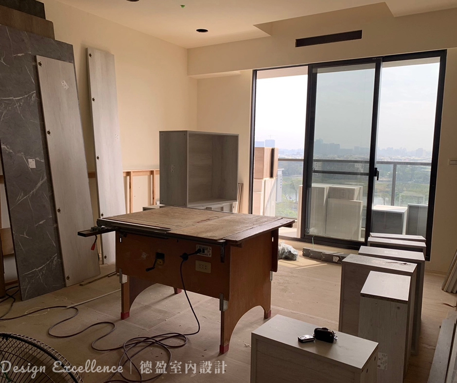 客廳木作沙發半高牆