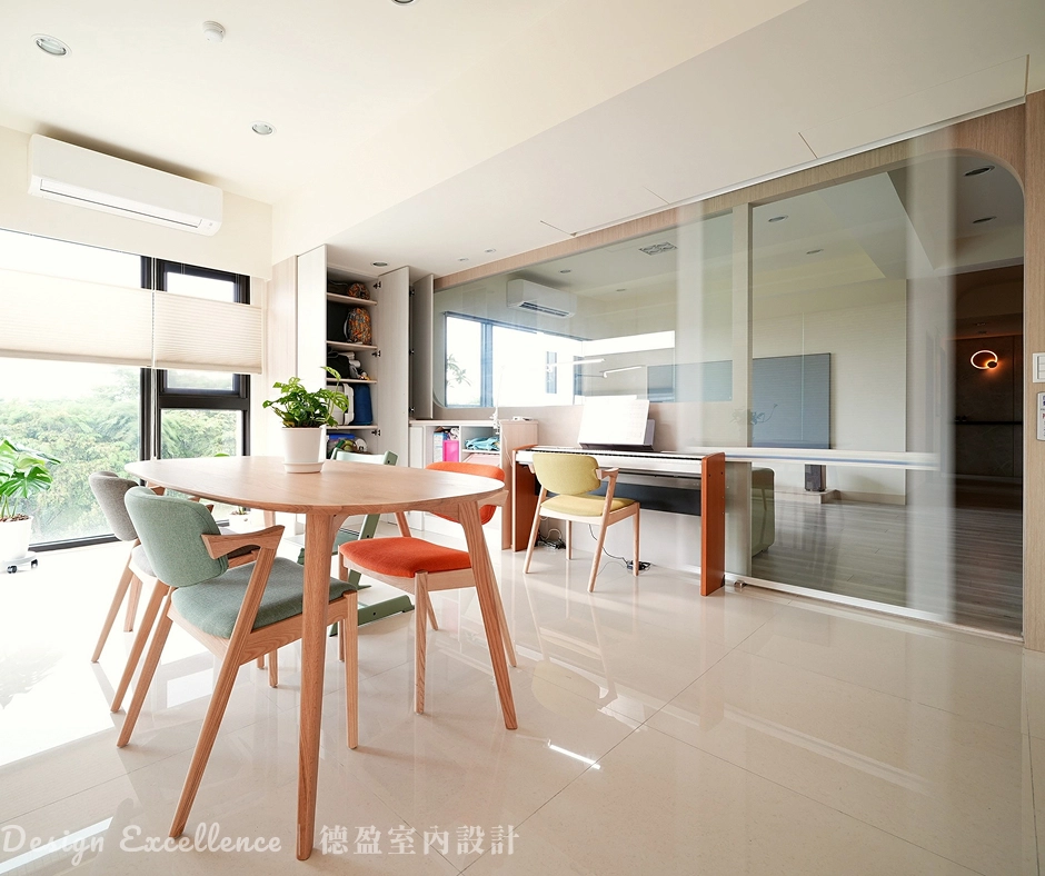 木作沙發半高牆搭配玻璃