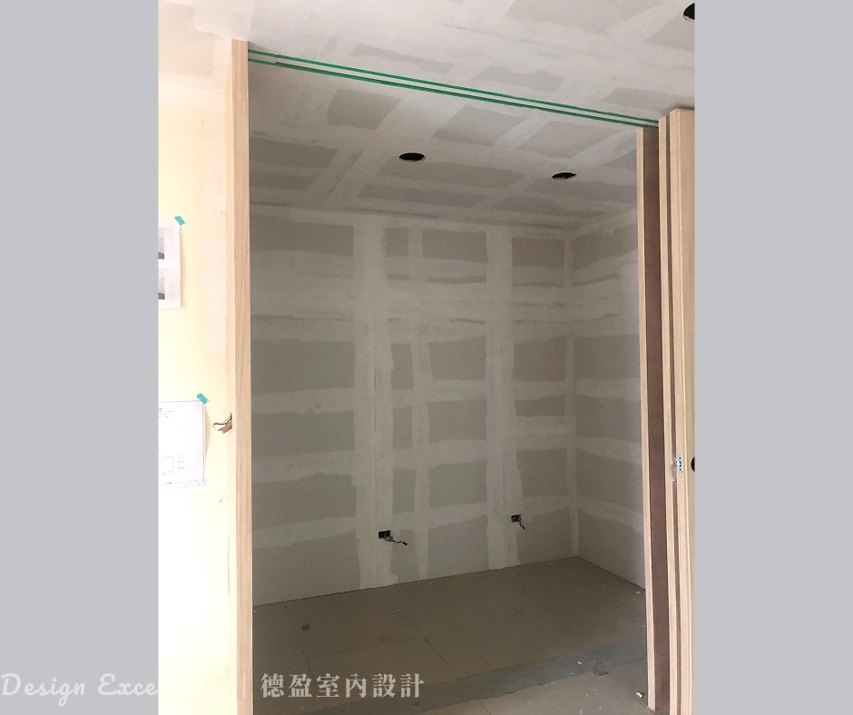 4F 更衣室頂天立柱收納施工