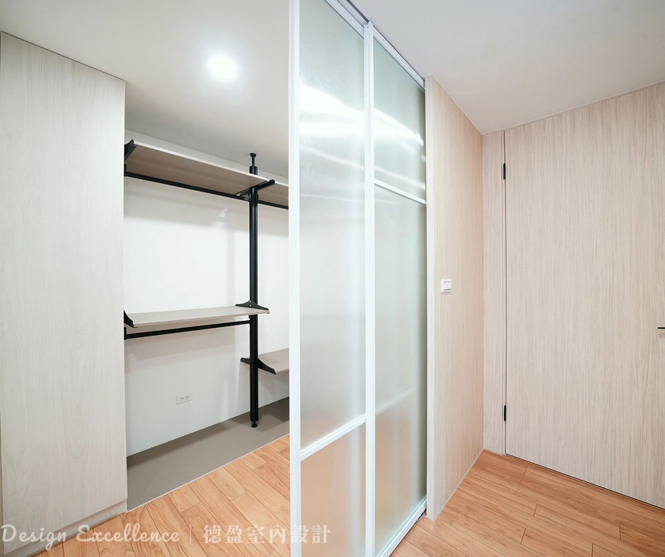 4F 更衣室頂天立柱收納完工