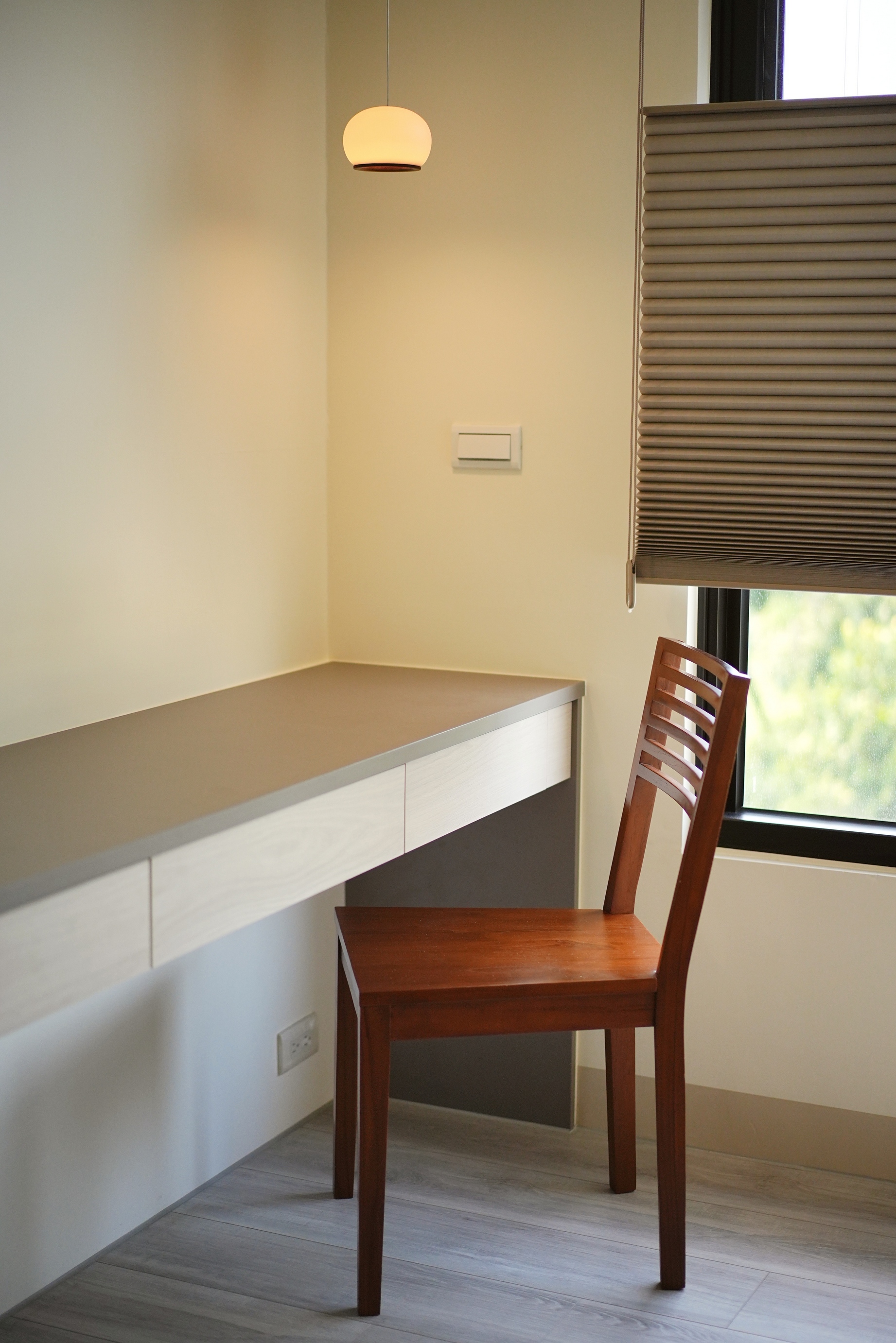 弧形木作隔間牆,搭配冰柱玻璃隔屏。柔和視線,巧妙劃分客廳與餐廳場域。