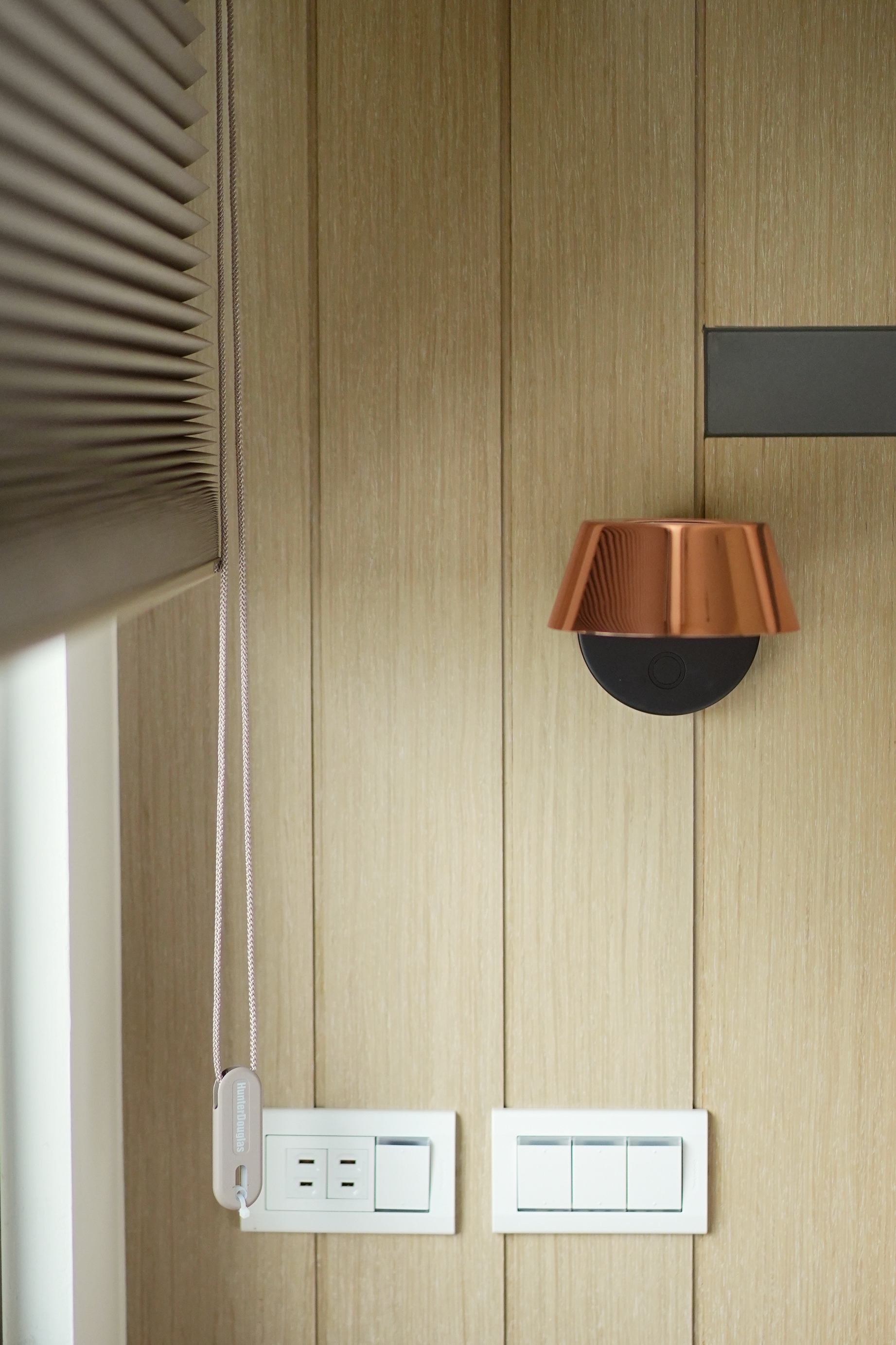 主臥木作隔間整合隱藏式門片。全屋噴塗無膜漆,最大程度保留木材自然質感。