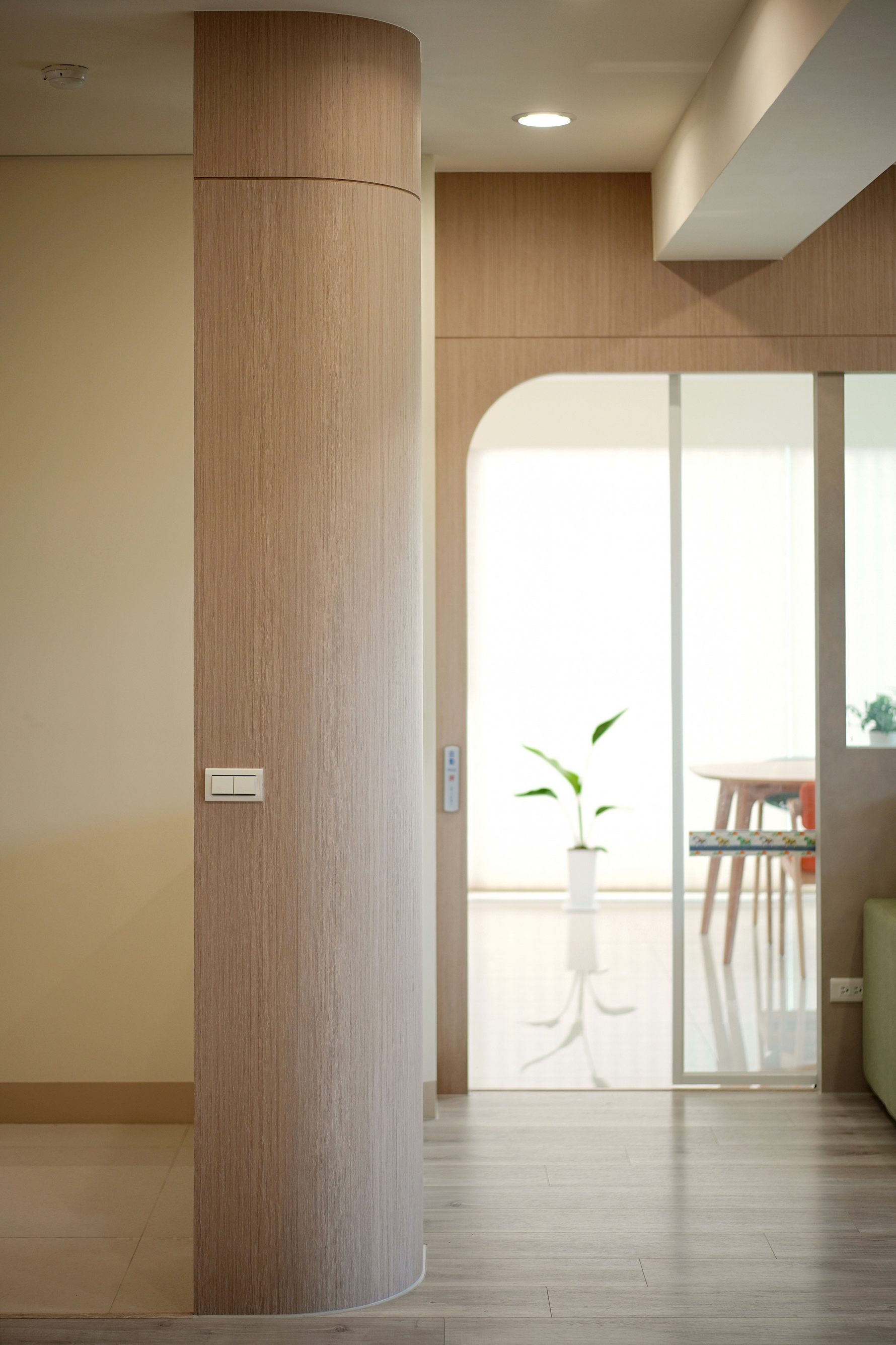 客廳半高牆嵌入清玻璃引光。德盈專精系統家具與室內設計,打造質感居家。