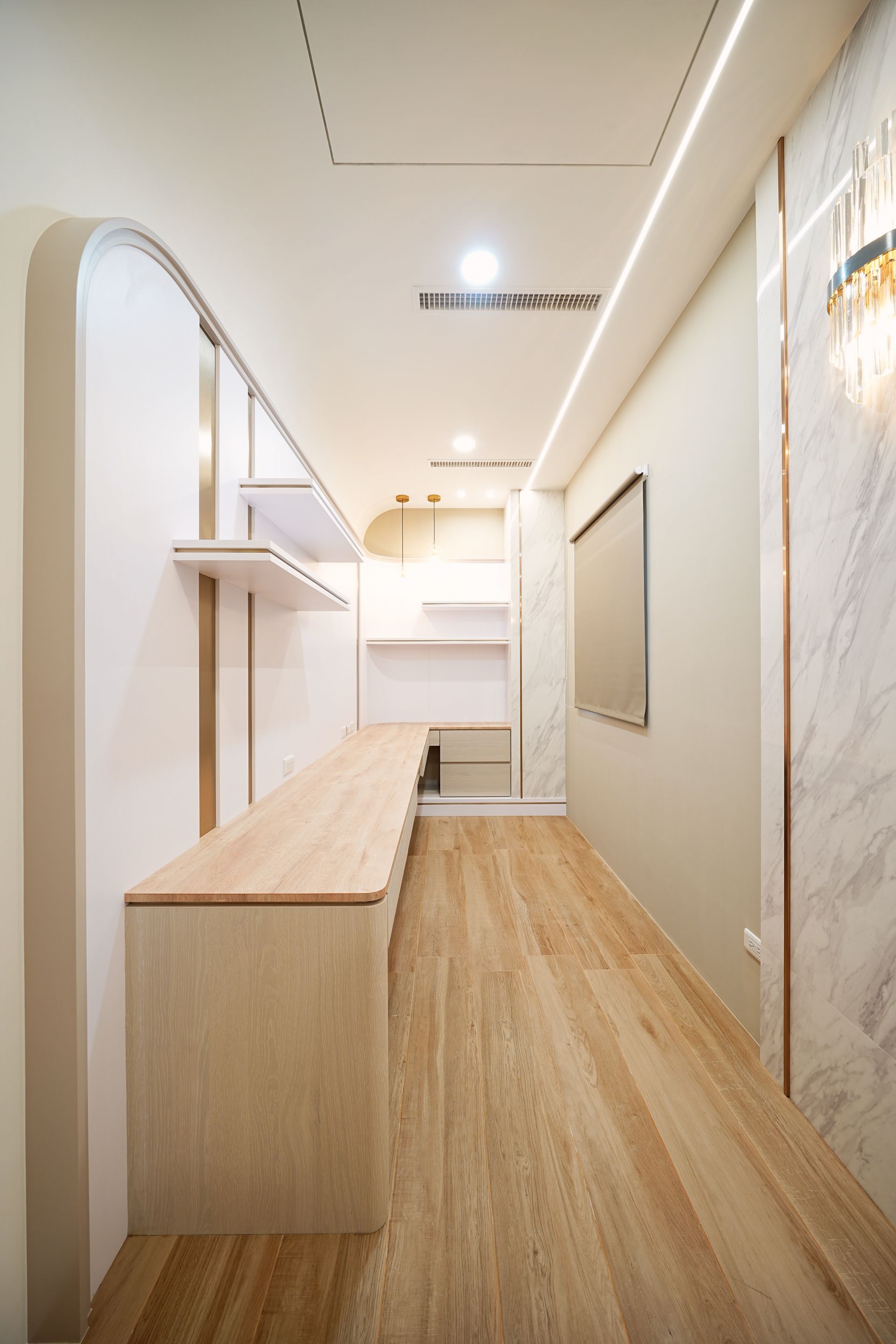 新古典輕奢風格，運用大理石、木質與金屬細節，展現優雅比例與精緻質感。