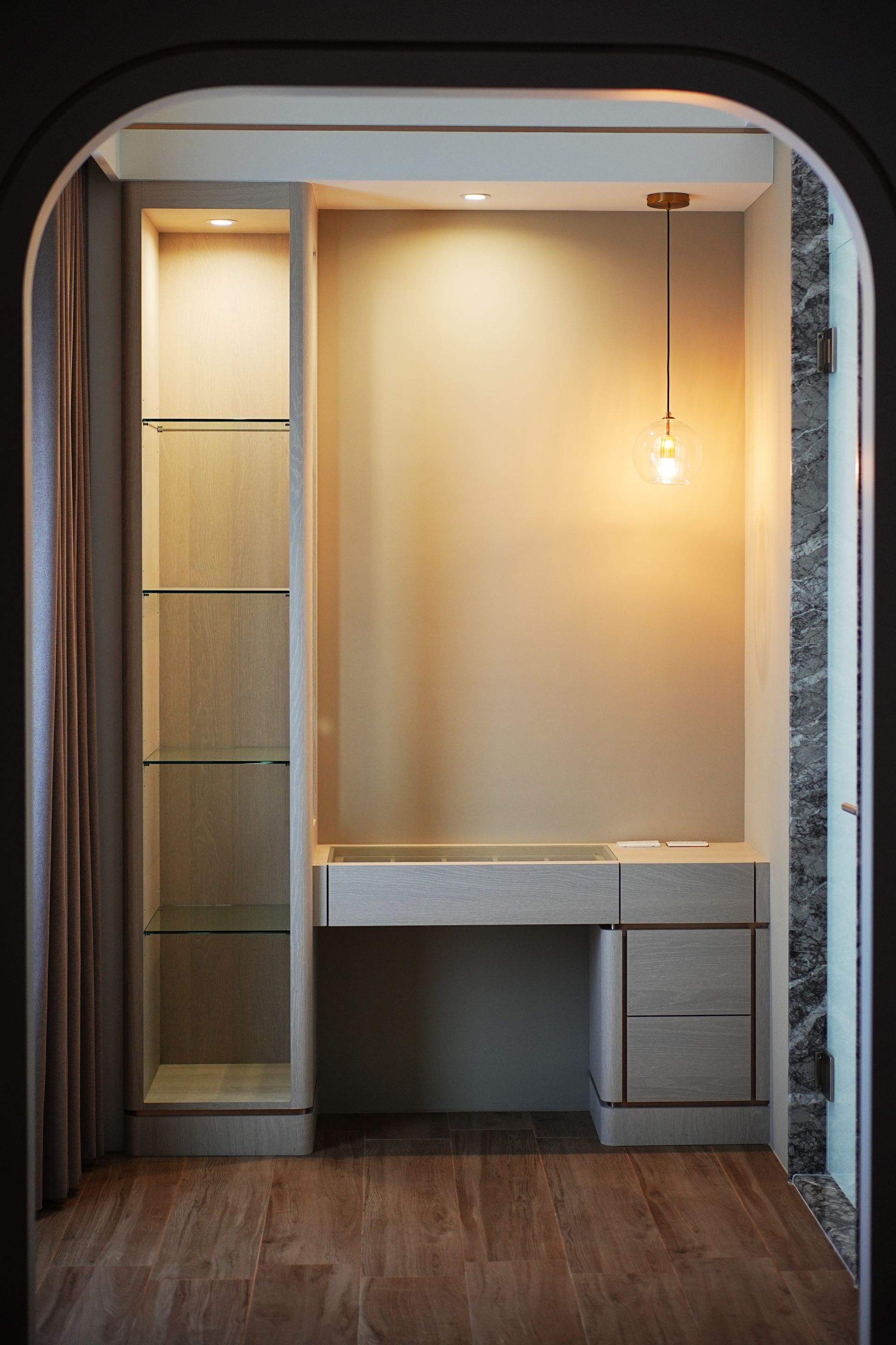 系統櫃客製化設計，深度結合屋主需求，搭配高品質系統家具，打造機能完善居所。