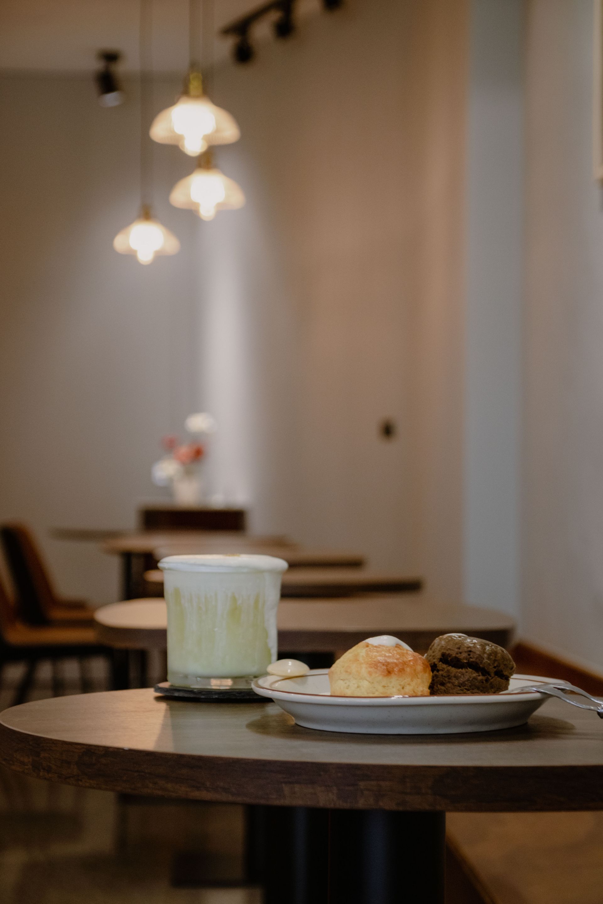 木作靠窗與靠牆椅，鐵件鋁框內崁長虹玻璃屏風，界定座位區並增添隱密性。