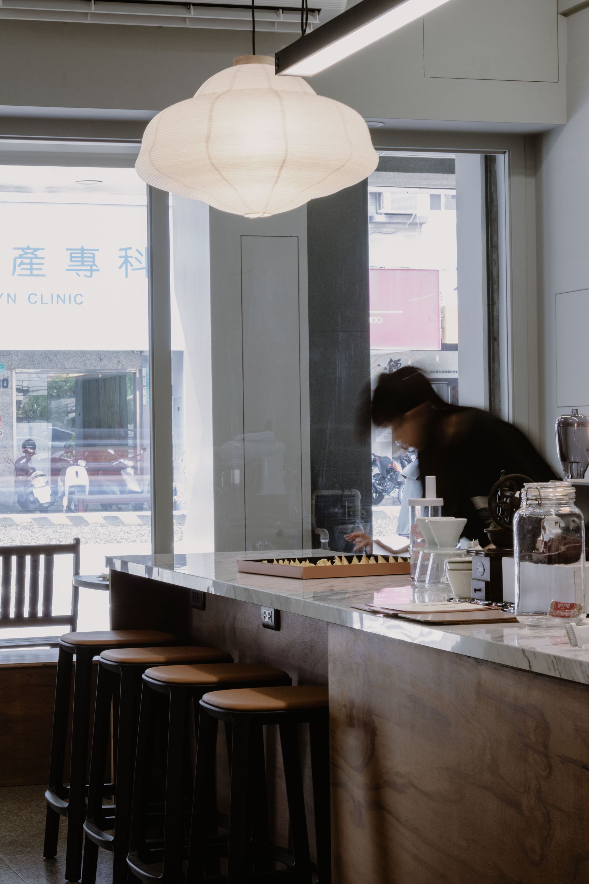 台南昇陞咖啡老屋翻新。工業風沉穩深木色調，入口木作雙面牆搭強化玻璃。