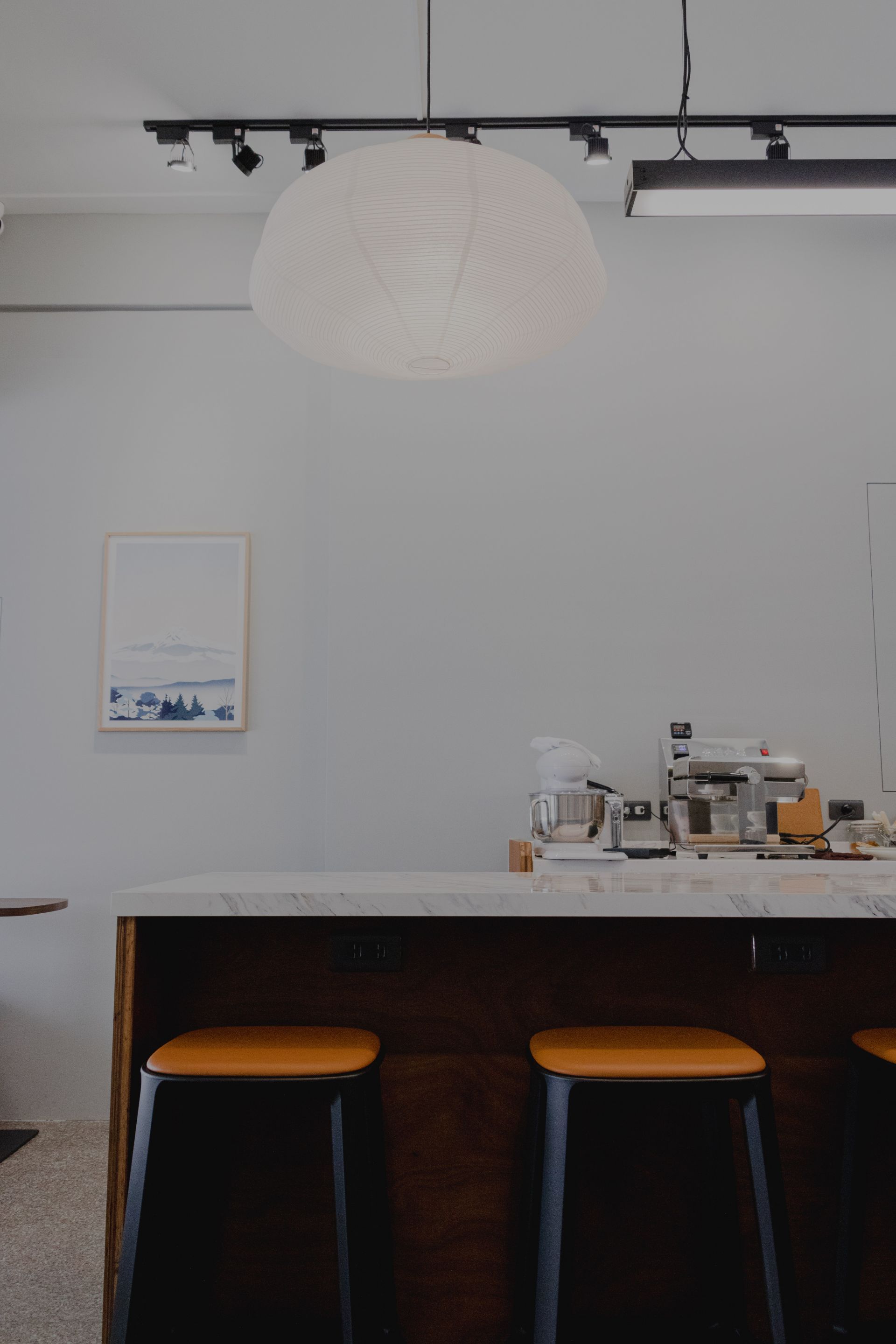 德盈室內設計，吧檯櫃人造石檯面，電箱拍拍門隱藏，兼具美學與機能。