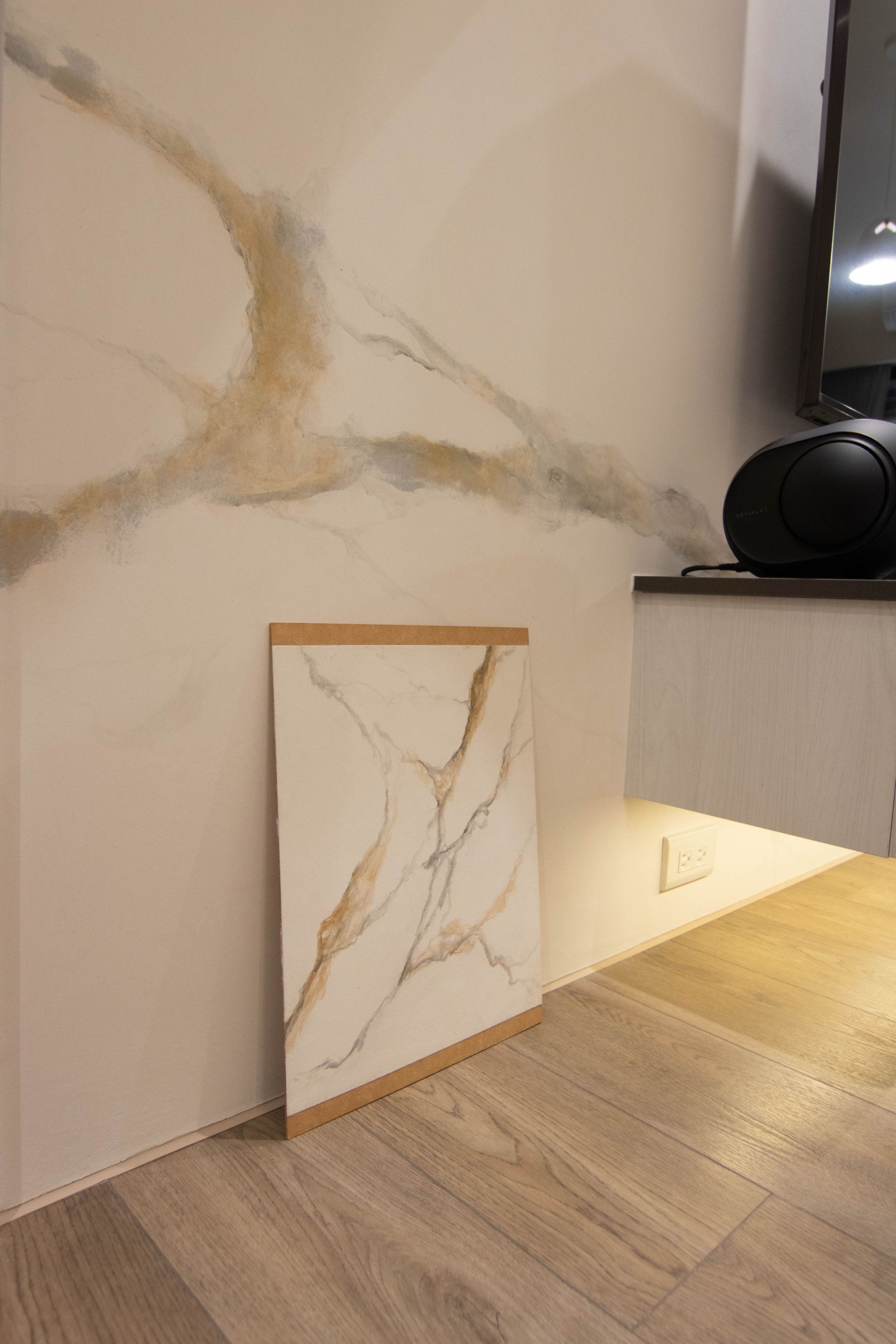 都會休憩場域： 德盈台南設計以淺色木質核心，搭配柔和燈光，營造溫馨沉靜氛圍。