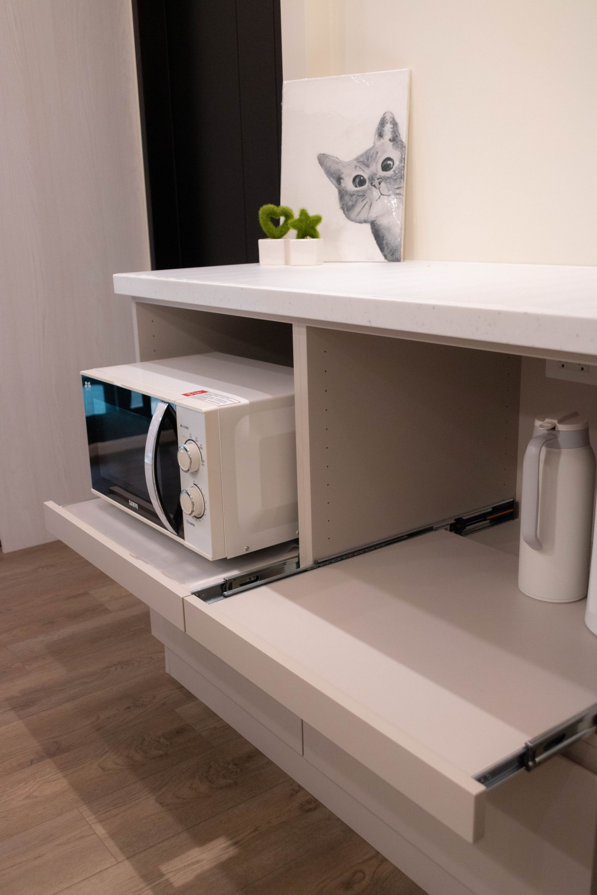 系統櫃整合美學： 打造流暢線條與多功能收納，高品質系統家具創造空間價值。