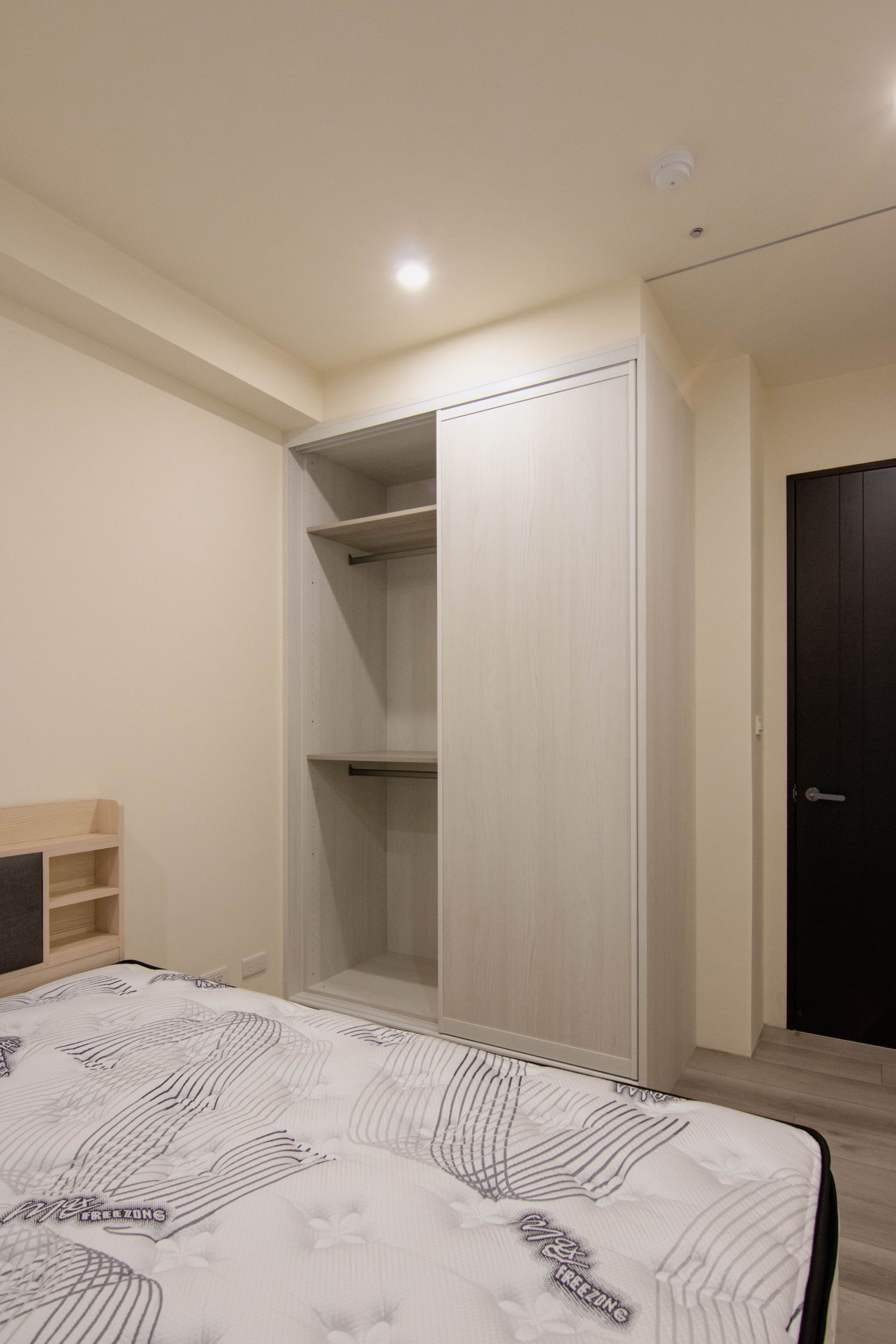 系統櫃極大化收納： 專精推拉門開門衣櫃，提供簡潔實用系統家具，打造高品質質感生活。