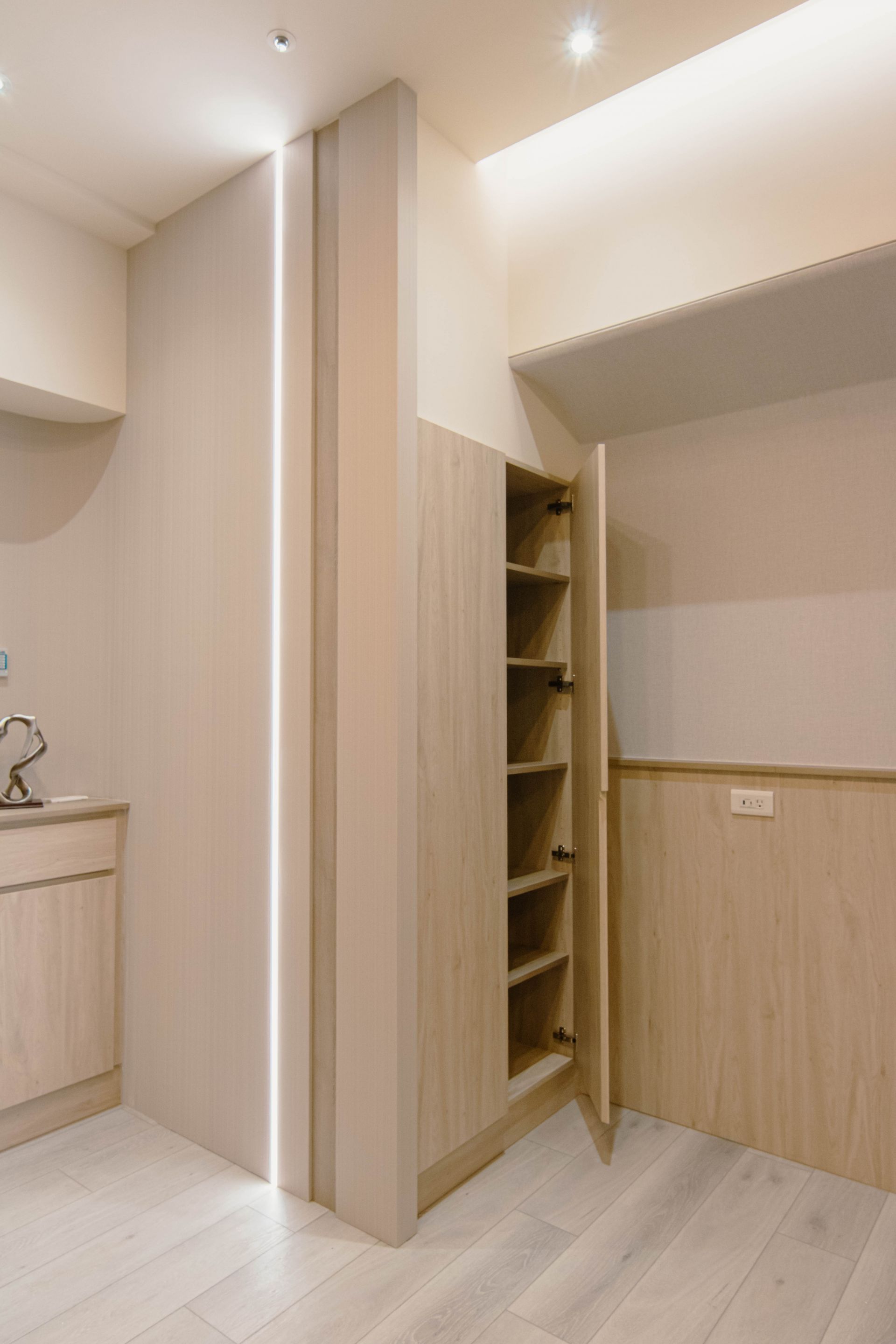 懸浮矮櫃與休憩區： 系統懸吊電視矮櫃維持輕盈，木作加高區隔並設有收納上掀櫃。