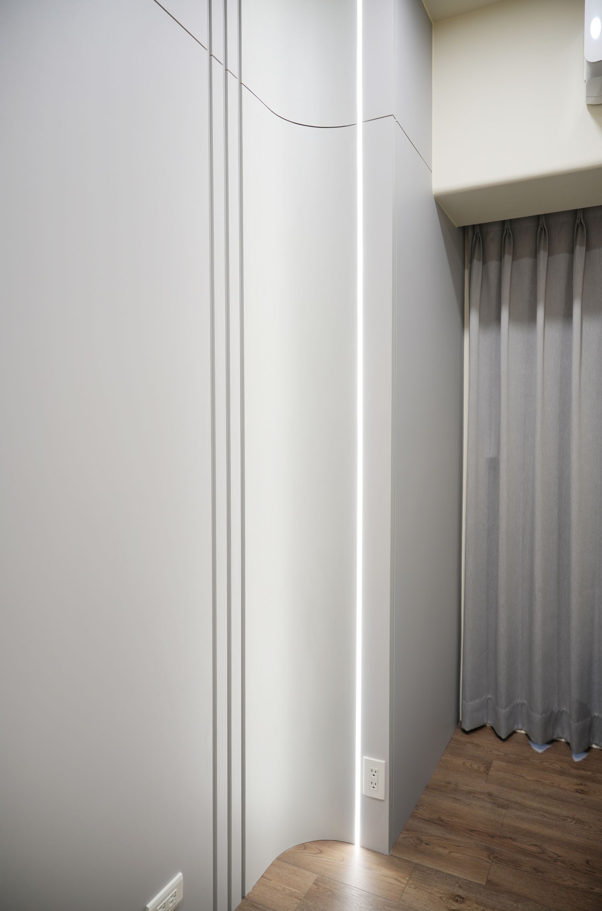 台南小宅設計：圓弧塗料電視牆與鋁框推拉門，主臥更衣室木作隔間動線順暢。