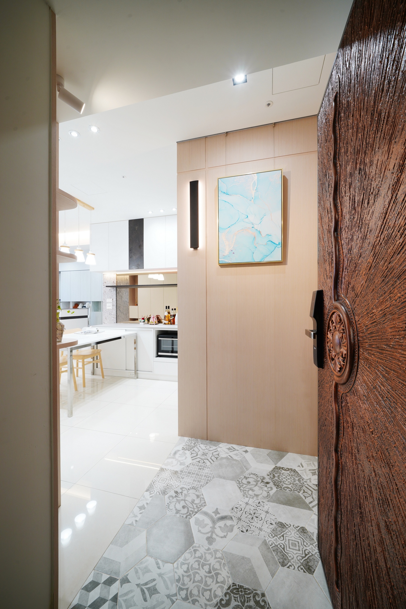 高雄輕奢風新成屋，玄關六角磚，客廳大理石電視牆與L型木作層板。