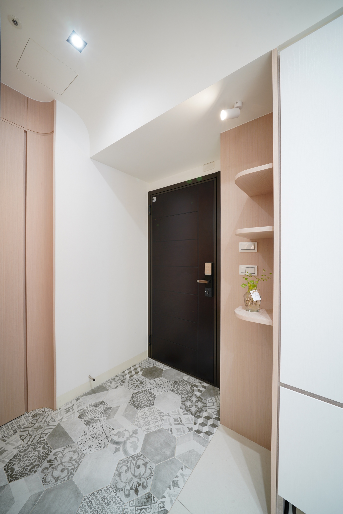 系統櫃巧思書桌融入客廳，餐廳電器櫃懸吊櫃搭LED燈，提升收納機能。