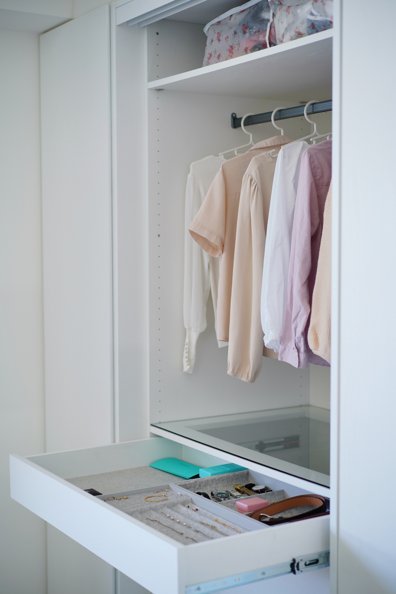 德盈室內設計，主臥 11 抽系統櫃，精選材質，兼具美學與機能彈性。