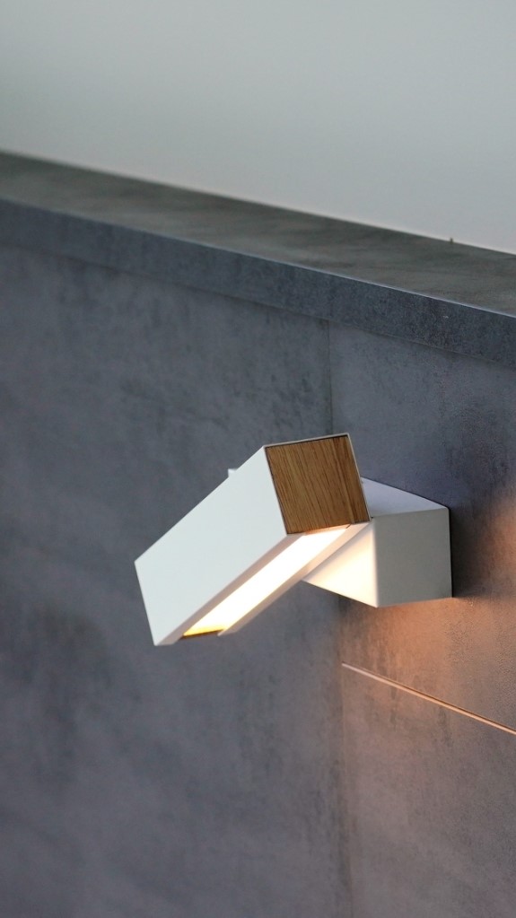 德盈室內設計，系統櫃機能美學，自然光入室，兼具美觀收納實用性。