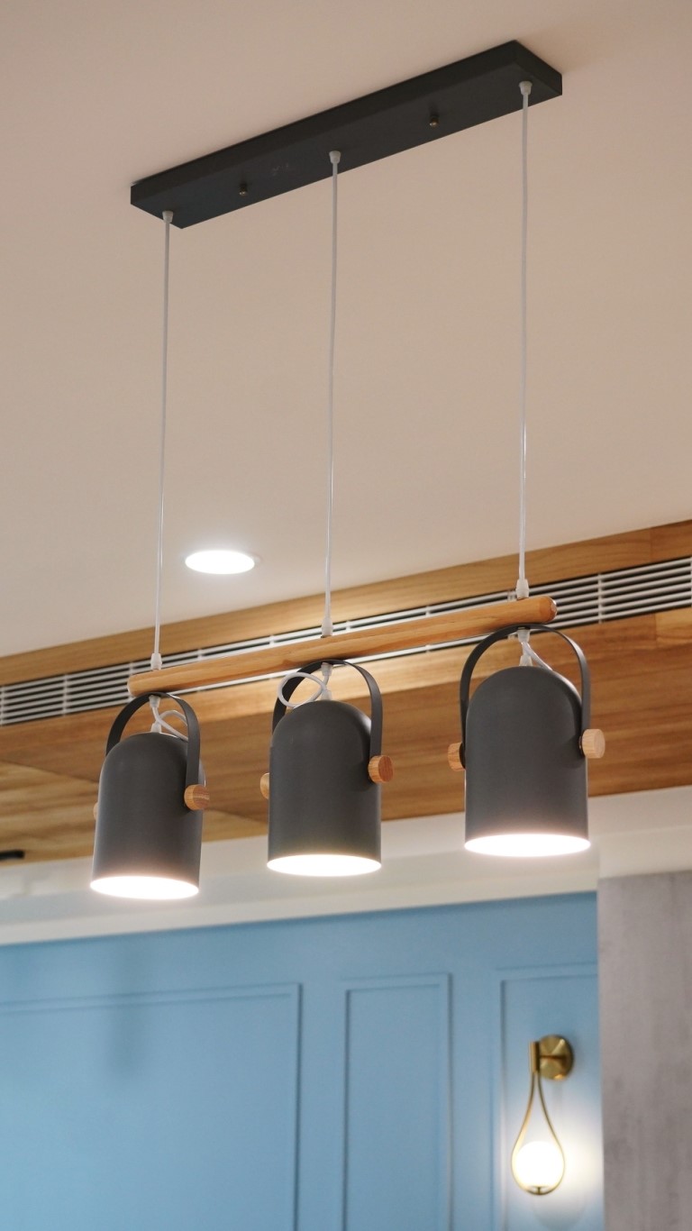 德盈室內設計，活潑混搭風，運用明亮跳色與木質，創造生動個性氛圍。