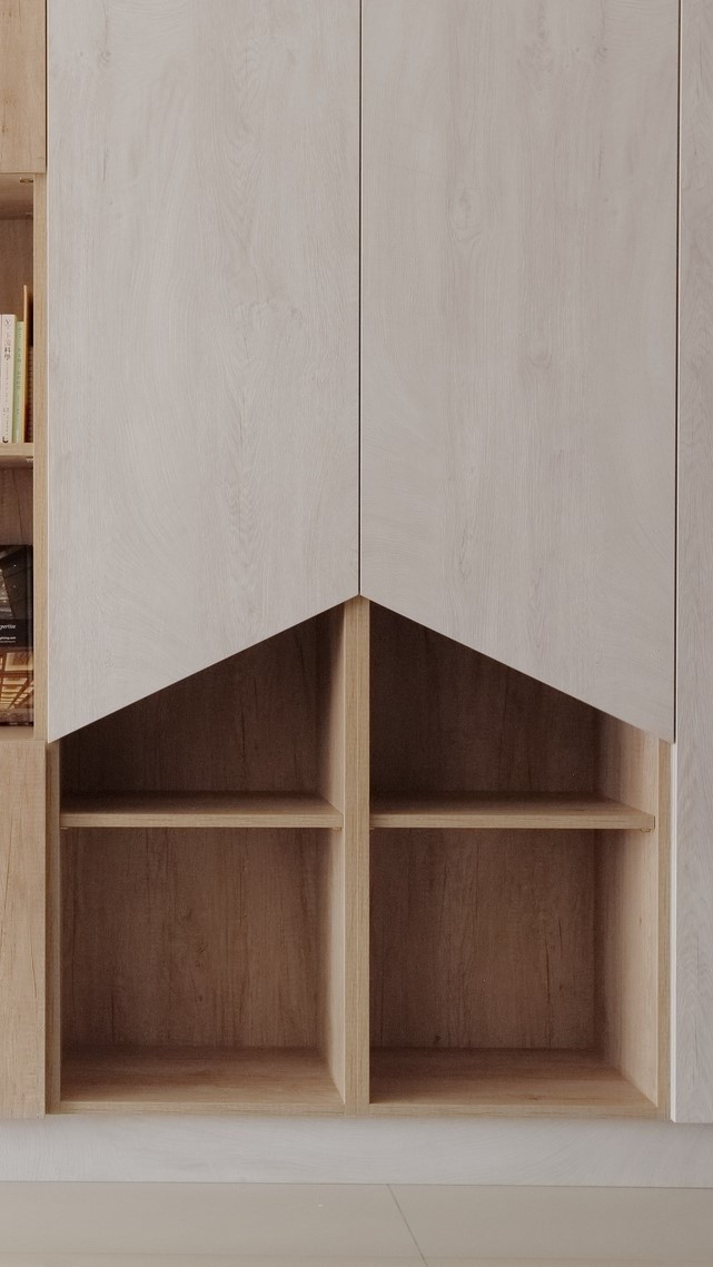 主臥鋁框烤黑推拉衣櫃門，增添現代感。簡潔線條打造放鬆的質感生活場域。