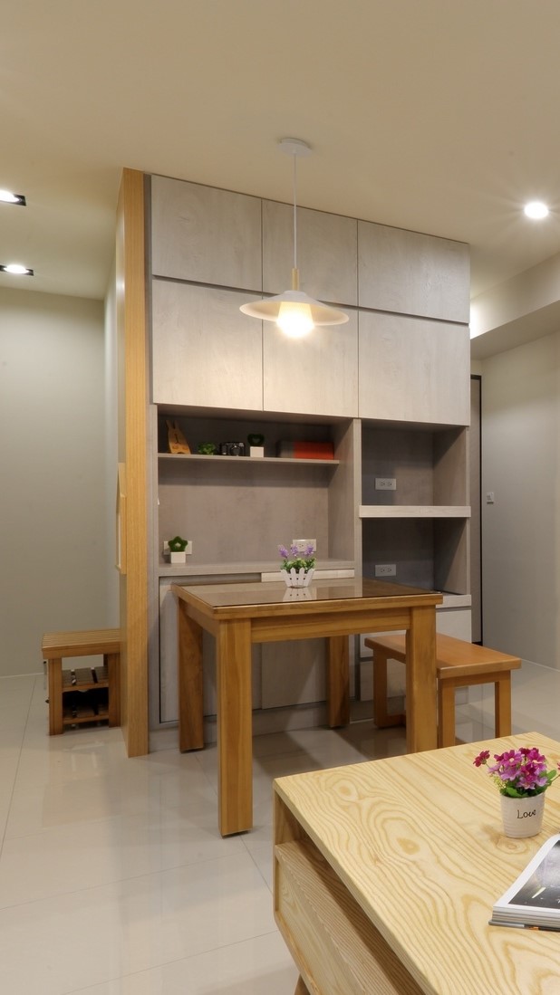 大量運用淺色木質元素。木地板與造型牆，營造寧靜溫馨，自然紋理與光影交織。