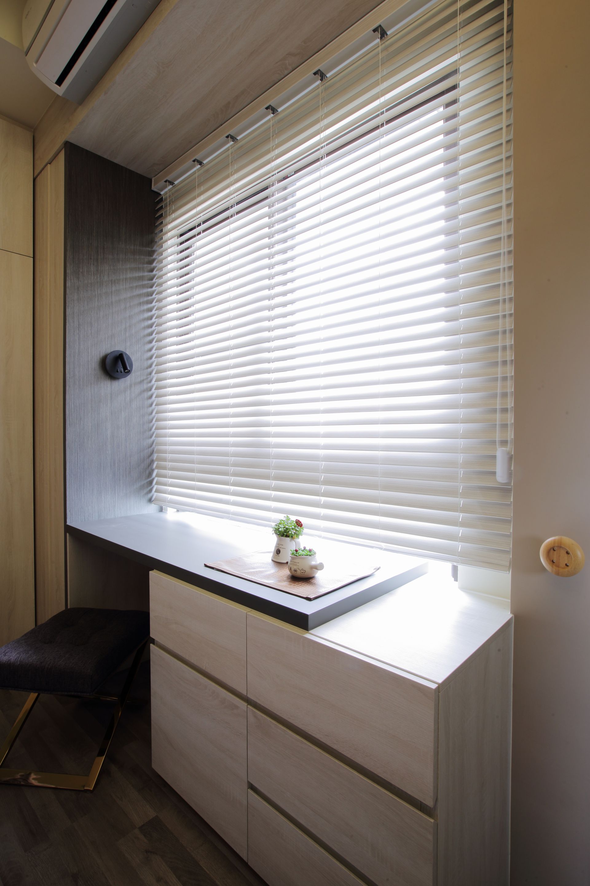 純白色系系統櫃為核心，玄關坐櫃結合黑鐵層板，提供多功能收納機能。