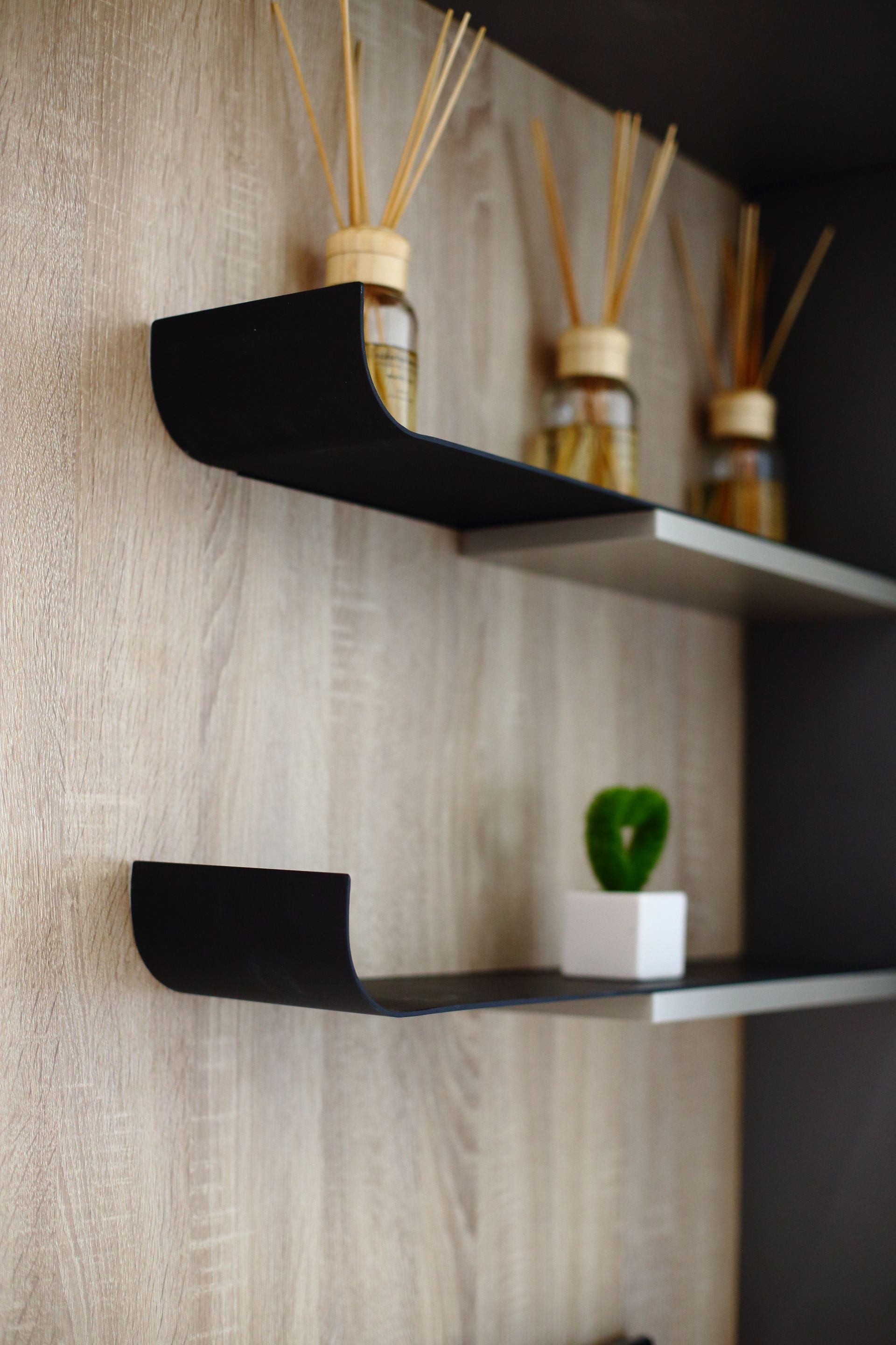 人造石御影石電視牆，搭配純黑系統矮櫃。現代簡約風格，沉穩大器藝術氛圍。